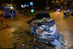 Rendőri helyszínelés Budapesten, XXI. kerületi Weiss Manfréd út és Szállító utca kereszteződésénél, ahol összeütközött egy autóbusz és egy személygépkocsi 2022. április 28-án. A balesetben ketten életveszélyesen megsérültek. MTI/Mihádák Zoltán