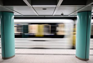 Metrószerelvény érkezik az M3-as metróvonal felújított Arany János utcai állomására az átadóünnepsége napján, 2023. március 20-án. Átadták a budapesti 3-as metró megújult Arany János utcai és Nyugati pályaudvari állomását; a felújítás költségeinek hozzávetőleg kétharmada uniós, egyharmada pedig hazai forrás. MTI/Mónus Márton