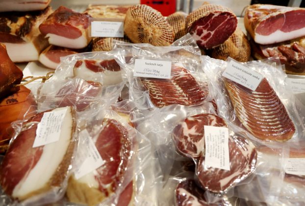 Szeged, karácsony, szaloncukor, gyümölcs, hal, hús, dió, mák, savanyú káposzta, Mars téri piac